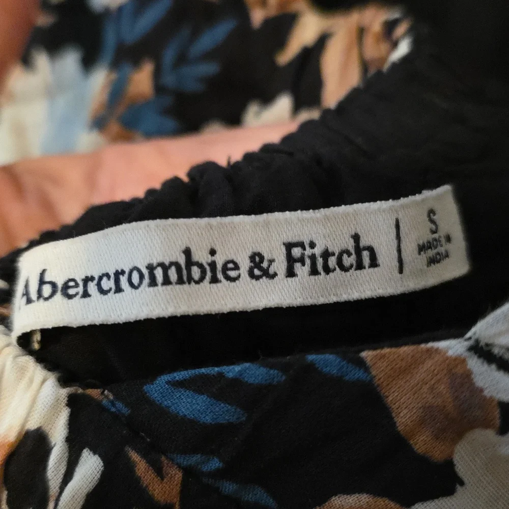 Abercrombie & Fitch Black and Cream Floral Maxi Dress. Size Small. EUC